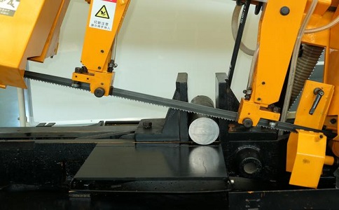 武侯数控带锯床自动送料精度会出现偏差吗？